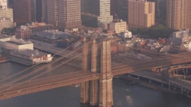 New York şehri 2017 dolaylarında, Brooklyn Köprüsü ve Manhattan 'ın havadan görünüşü. Cineflex ve RED Epic-W Helyum ile çekilmiştir..