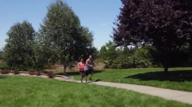 Parkta koşan atletik çift