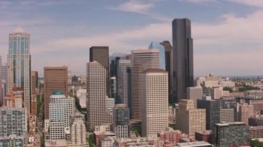 Seattle, Washington 2018 dolaylarında. Seattle şehir merkezi, Washington binaları. Helikopterden Cineflex gimbal ve RED Epic-W kamerasıyla çekildi..