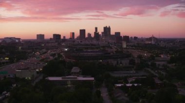 Atlanta, Georgia 2017 dolaylarında gün batımında Atlanta şehir merkezine giden otoyollarda uçuyor. Cineflex ve RED Epic-W Helyum ile çekilmiştir..