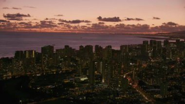 Honolulu, Oahu, Hawaii 2018 civarı. Akşam karanlığında Honolulu ve Waikiki 'nin hava görüntüsü. Cineflex ve RED Epic-W Helyum ile çekilmiştir..