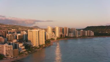Honolulu, Oahu, Hawaii 2018 civarı. Gün batımında Waikiki ve Diamond Head 'in hava görüntüsü. Cineflex ve RED Epic-W Helyum ile çekilmiştir..