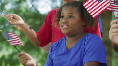 Çocuklar 4 Temmuz 'da bayrak sallıyor.