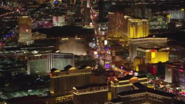 Las Vegas, Nevada 2017 dolaylarında, geceleri Las Vegas Bulvarı 'nın havadan görünüşü. Cineflex ve RED Epic-W Helyum ile çekilmiştir..