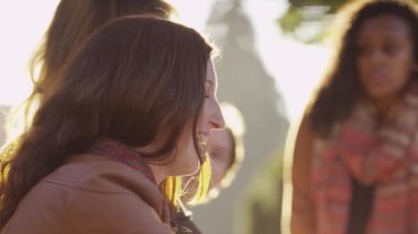 Kampüsteki bir grup üniversite öğrencisi açık havada buluşuyor.