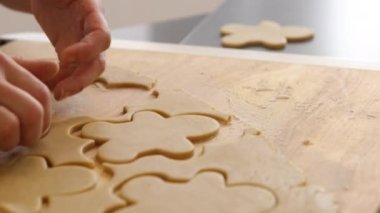 Zencefilli kurabiye kesiyorum.