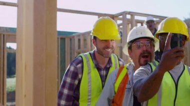 Selfie ile cep telefonu alarak inşaat işçileri