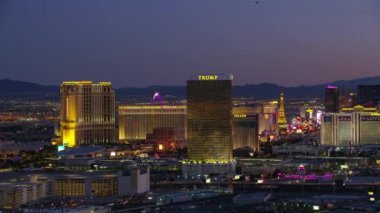 Las Vegas, Nevada 2017 dolaylarında, geceleri Las Vegas Bulvarı 'nın havadan görünüşü. Cineflex ve RED Epic-W Helyum ile çekilmiştir..
