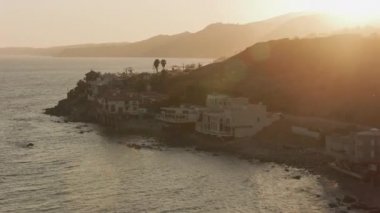 Malibu, California - 2017 dolaylarında Malibu sahilinin günbatımında havadan çekilmiş görüntüsü. Cineflex ve RED Epic-W Helyum ile çekilmiştir..