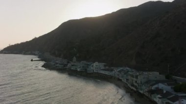 Malibu, California - 2017 dolaylarında Malibu sahilinin günbatımında havadan çekilmiş görüntüsü. Cineflex ve RED Epic-W Helyum ile çekilmiştir..