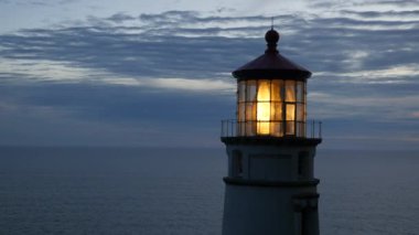 Geceleri Heceta Head deniz fenerinin yakın çekimi.