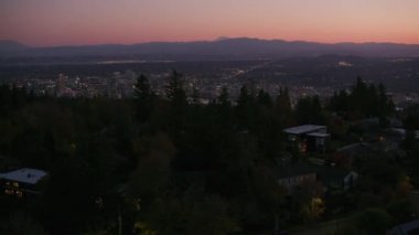 Portland, Oregon, 2017 dolaylarında, Portland 'ın batı tepelerinde sabah erkenden uçuyor. Cineflex ve RED Epic-W Helyum ile çekilmiştir..