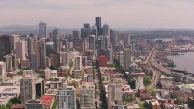 Seattle, Washington 2018 dolaylarında. Seattle, Washington şehir merkezinin hava görüntüsü. Helikopterden Cineflex gimbal ve RED Epic-W kamerasıyla çekildi..