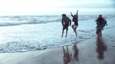 Phantom Flex 4K ile çekilen bir grup arkadaşın süper yavaş çekim sahnesi.