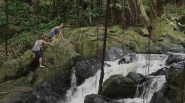 Hawaii 'de şelaleleri keşfeden bir çift