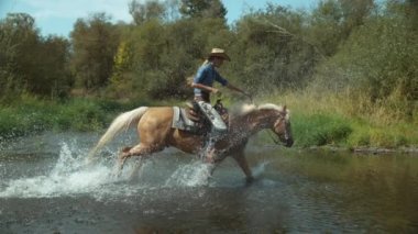Kadın çok yavaş çekimde at sürüyor, Fantom Flex 4K 'de 1000fps' te vuruldu.