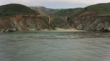 Kaliforniya - 2017 dolaylarında, Kaliforniya 'daki Big Sur Sahili boyunca uzanan Bixby Creek Köprüsü' nün havadan görünüşü. Cineflex ve RED Epic-W Helyum ile çekilmiştir..