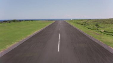 Molokai, Hawaii 2018 dolaylarında. Molokai kıyısındaki Kalaupapa Havaalanı 'ndan kalkıyor. Cineflex ve RED Epic-W Helyum ile çekilmiştir..