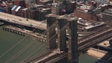New York City, New York dolaylarında 2017, Brooklyn Köprüsü 'nün yakın çekim görüntüsü. Cineflex ve RED Epic-W Helyum ile çekilmiştir..