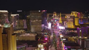 Las Vegas, Nevada 2017 dolaylarında, geceleri Las Vegas Bulvarı 'nın havadan görünüşü. Cineflex ve RED Epic-W Helyum ile çekilmiştir..