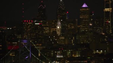 Philadelphia, Pennsylvania 2017 dolaylarında Philadelphia ve Ben Franklin Köprüsü 'nün gece hava görüntüsü. Cineflex ve RED Epic-W Helyum ile çekilmiştir..