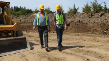 Yürüyüş ve iş sitede konuşmak inşaat işçileri