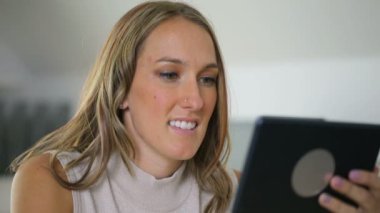 Ofiste dijital tablet kullanan kadın