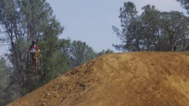 Motocross binici büyüyecek atlama, yavaş hareket