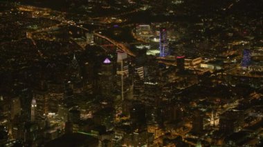 Philadelphia, Pennsylvania. 2017 dolaylarında. Geceleri Philadelphia 'nın yüksek açılı hava manzarası. Cineflex ve RED Epic-W Helyum ile çekilmiştir..
