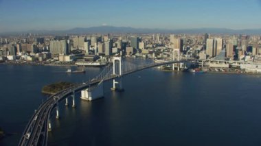 Tokyo, Japonya 2018 dolaylarında. Gökkuşağı Köprüsü 'nün üzerinden uçuyoruz. Fuji uzakta. Kırmızı kamerayla helikopterden çekilmiş..