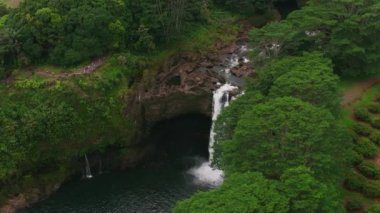 Büyük ada, Hawaii 2018 dolaylarında. Gökkuşağı Şelalesi 'nin havadan görüntüsü. Cineflex ve RED Epic-W Helyum ile çekilmiştir..