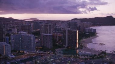 Waikiki, Oahu, Hawaii 2018 dolaylarında, güneş doğarken Waikiki ve Diamond Head 'in havadan görünüşü. Cineflex ve RED Epic-W Helyum ile çekilmiştir..