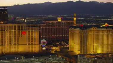 Las Vegas, Nevada 2017 dolaylarında, geceleri Las Vegas Bulvarı 'nın havadan görünüşü. Cineflex ve RED Epic-W Helyum ile çekilmiştir..