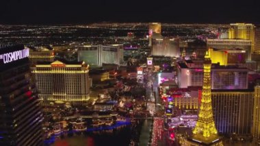 Las Vegas, Nevada 2017 dolaylarında, geceleri Las Vegas Bulvarı 'nın havadan görünüşü. Cineflex ve RED Epic-W Helyum ile çekilmiştir..