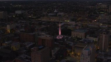 Baltimore, Maryland - 2017 dolaylarında Baltimore şehir merkezindeki Washington Anıtı. Cineflex ve RED Epic-W Helyum ile çekilmiştir..