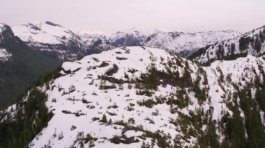 British Columbia, Kanada 2018 dolaylarında. Karla kaplı dağ sırasının havadan görünüşü. Helikopterden Cineflex gimbal ve RED Epic-W kamerasıyla çekildi..