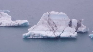 Anchorage, Alaska - 2018 dolaylarında Anchorage, Alaska yakınlarındaki yüzen buzdağlarının havadan görünüşü. Helikopterden Cineflex gimbal ve RED Epic-W kamerasıyla çekildi..