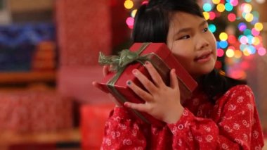 genç kız titreyen Noel hediyesi