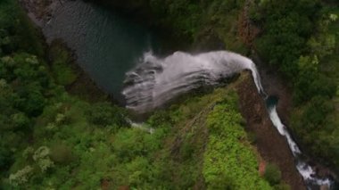 Kauai, Hawaii dolaylarında 2018, Manawaiopuna Şelaleleri 'nin havadan görünüşü Jurassic Falls olarak da bilinir. Cineflex ve RED Epic-W Helyum ile çekilmiştir..