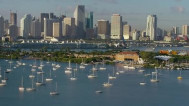 Arka planda Miami ve Florida ile koydaki teknelerin havadan görüntüsü
