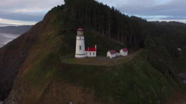 Gün batımında, Oregon 'da Heceta Head Deniz Feneri' nin hava görüntüsü.