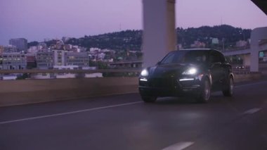 Porsche Cayenne Portland, Oregon 'da köprüden geçiyor.