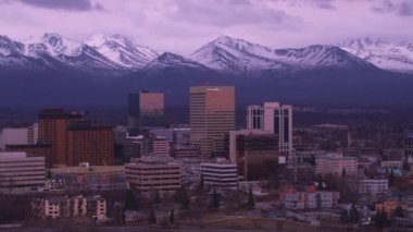 Anchorage, Alaska - 2018 dolaylarında Anchorage, Alaska 'nın günbatımında hava manzarası. Helikopterden Cineflex gimbal ve RED Epic-W kamerasıyla çekildi..