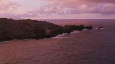 Molokai, Hawaii 2018 dolaylarında. Molokai sahil şeridinde günbatımının hava manzarası. Cineflex ve RED Epic-W Helyum ile çekilmiştir..