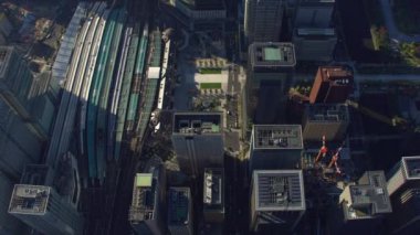 Tokyo, Japonya 2018 dolaylarında. Tokyo İstasyonu 'nun yukarıdan görünüşü. Kırmızı kamerayla helikopterden çekilmiş..