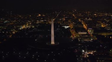 Washington, D.C. 2017 dolaylarında, geceleri Washington Anıtı 'nın ve Capitol Mall' un havadan görünüşü. Cineflex ve RED Epic-W Helyum ile çekilmiştir..