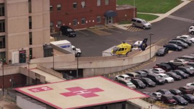 Washington, D.C. - takriben 2017: MedStar Washington Hastanesi 'ne helikopter indi. Cineflex ve RED Epic-W Helyum ile çekilmiştir..