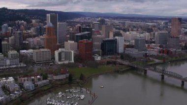 Willamette Nehri 'nden Portland, Oregon' daki şehir binalarına uçun.
