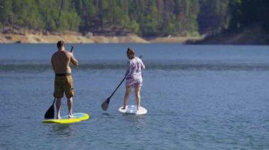 Gölde kürek çeken çift.