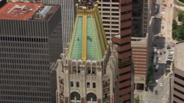 Baltimore, Maryland 2017 dolaylarında, Amerikan Bankası Binası 'nın havadan görünüşü ve Baltimore şehir merkezindeki Schaefer kulesi. Cineflex ve RED Epic-W Helyum ile çekilmiştir..